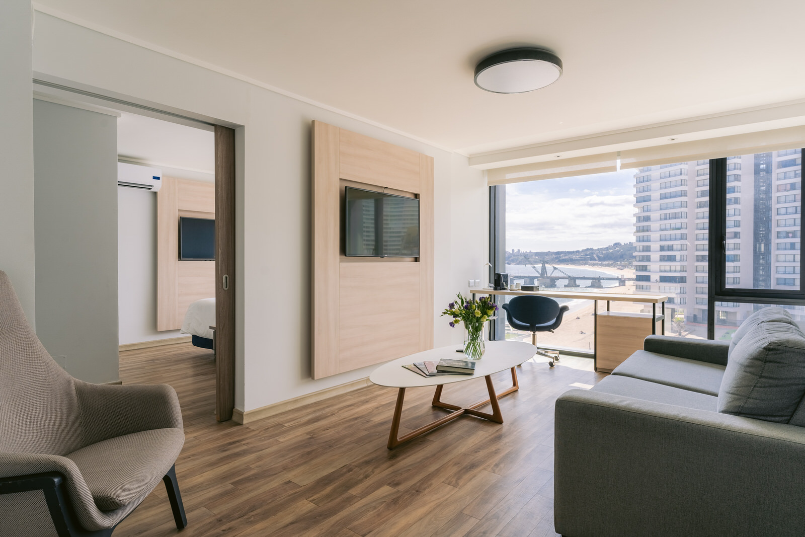Fotografía arquitectura living comedor departamento vista ciudad Santiago