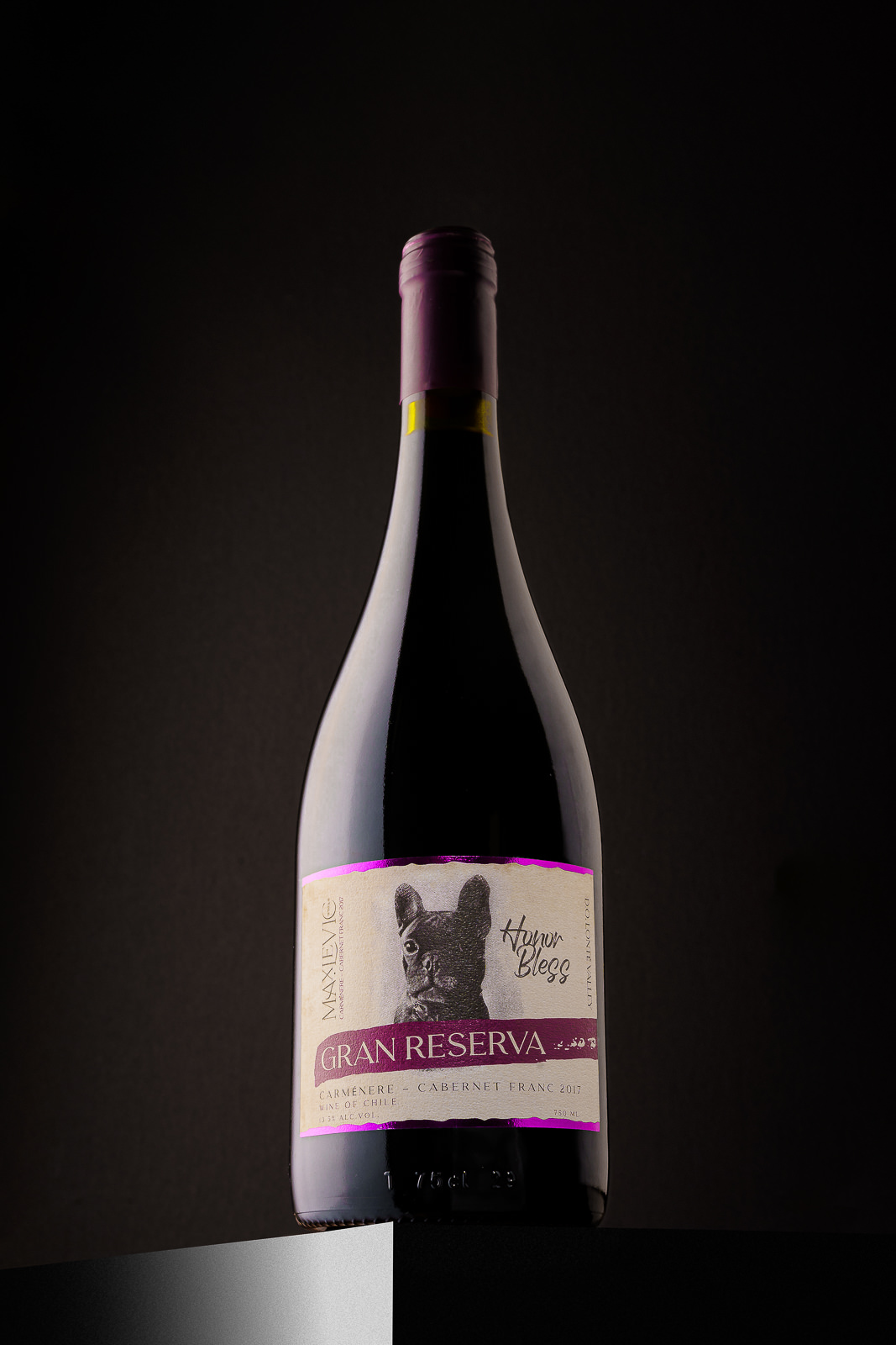 Fotografía comercial botella vino tinto fondo negro producto