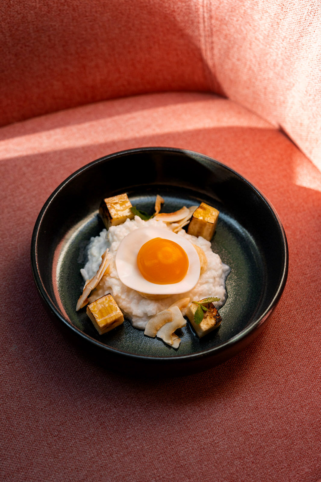 Fotografía gastronómica plato huevo sartén negro restaurante Santiago