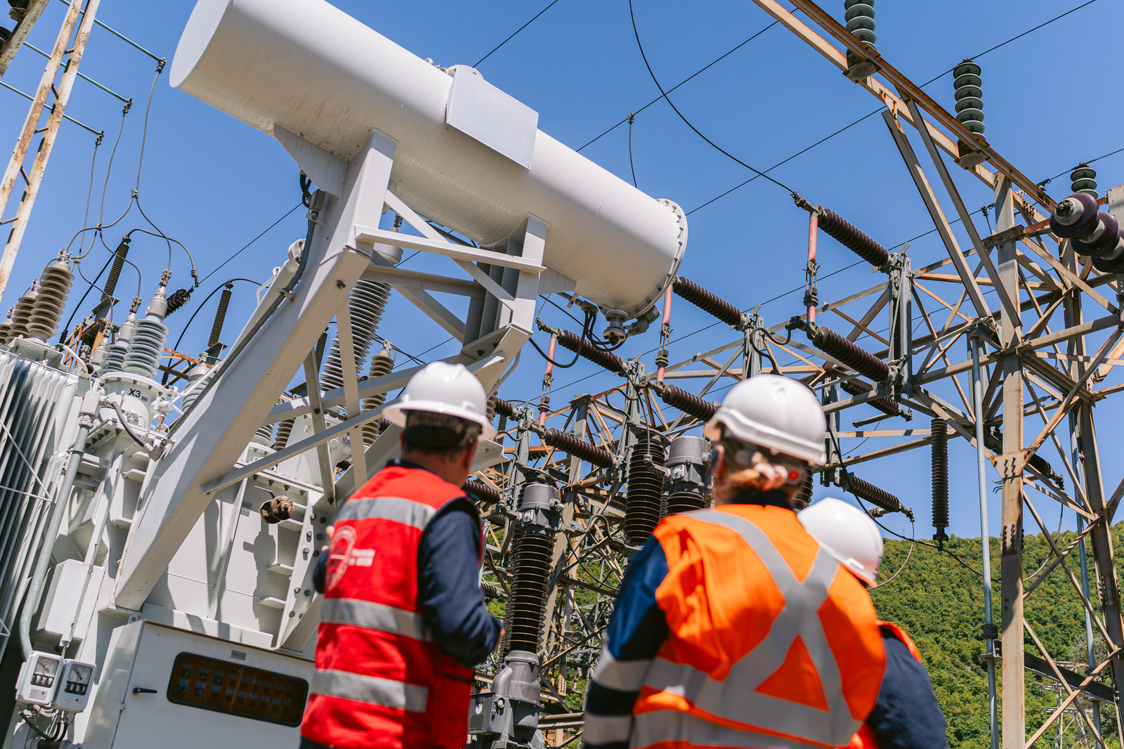 Fotografía industrial trabajadores subestación eléctrica con EPP Chile