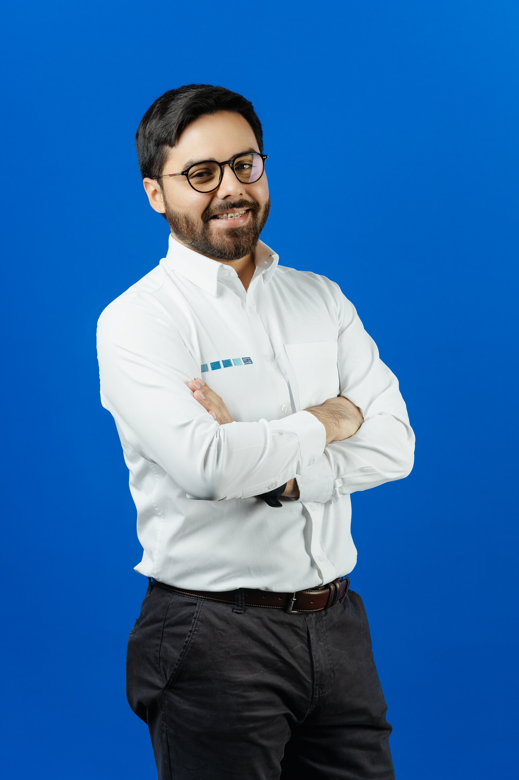 Fotografía retrato corporativo hombre camisa fondo azul Santiago