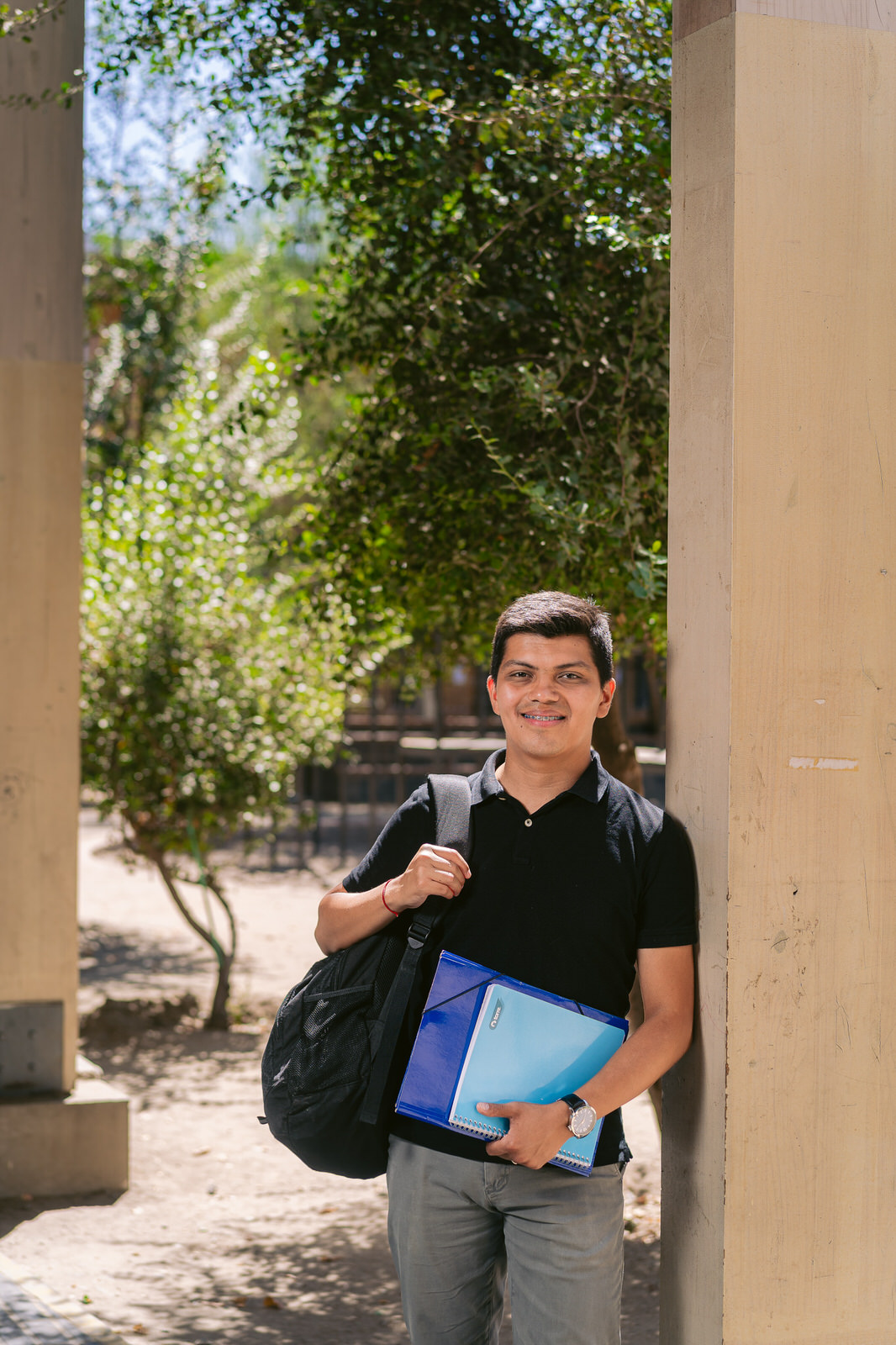 Estudiante con mochila en patio exterior de colegio — Elige Educar Mineduc