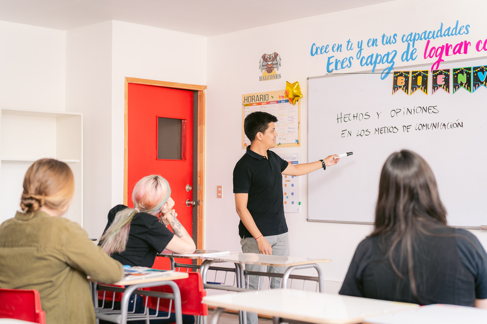 Profesor en pizarra frente a estudiantes, otro ángulo — Elige Educar Mineduc