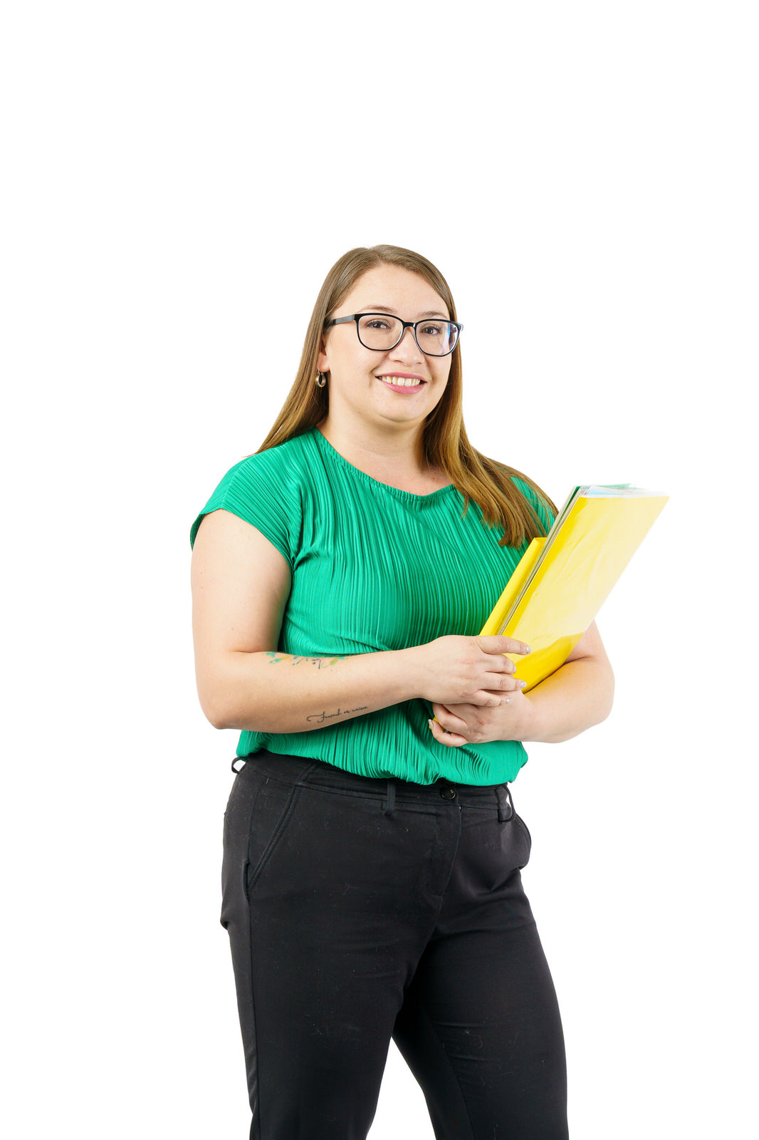 Retrato mujer en estudio con carpeta, polera verde — Elige Educar Mineduc