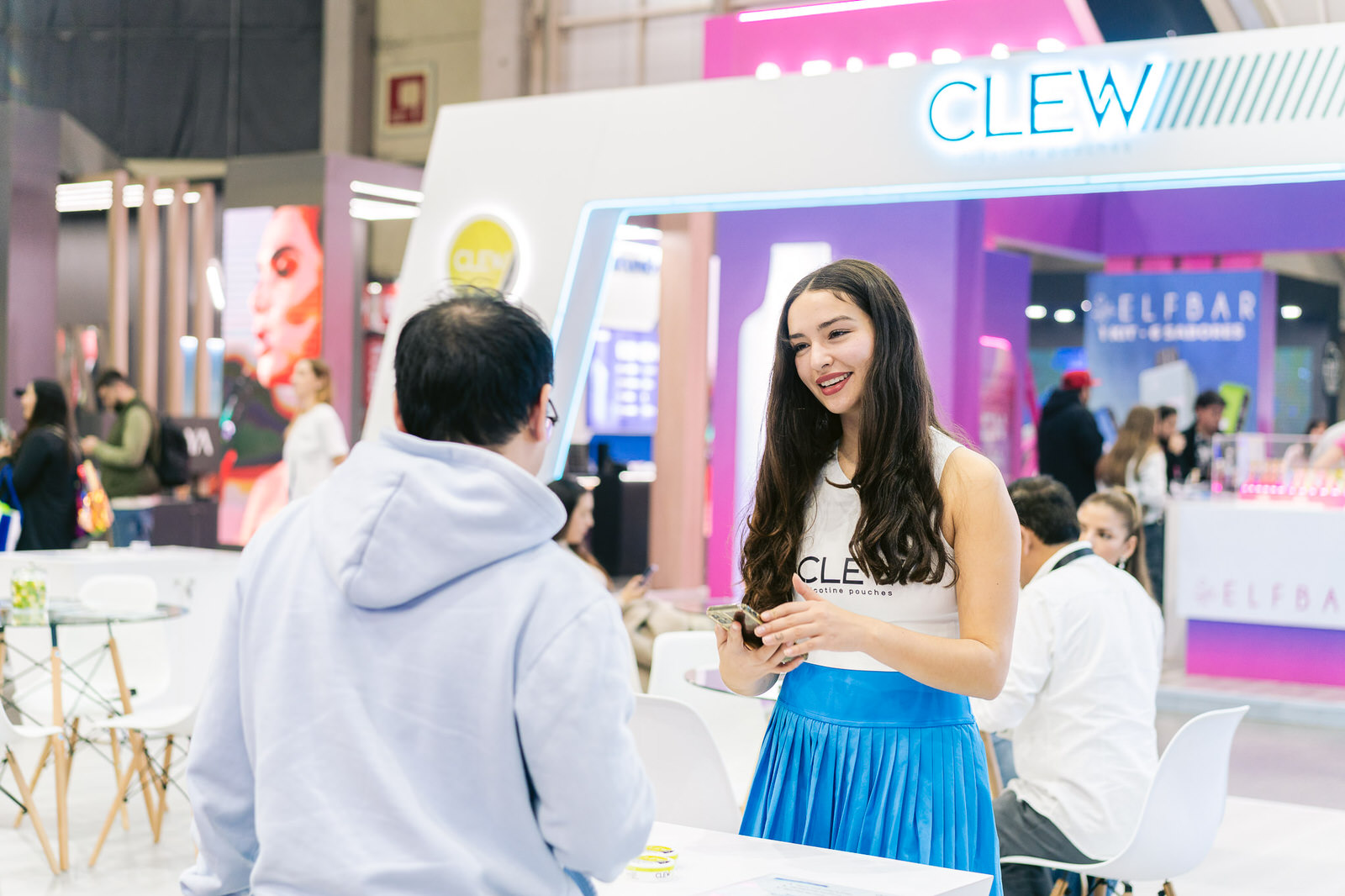 Clew World Vaper Show 2025 — conversacion casual stand