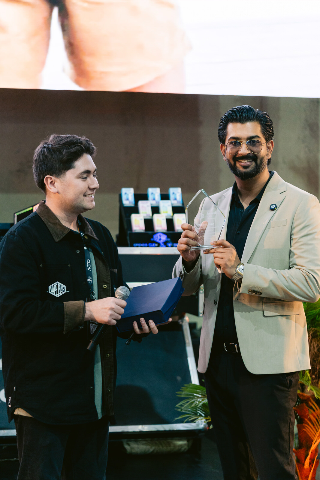 Clew World Vaper Show 2025 — entrega reconocimiento