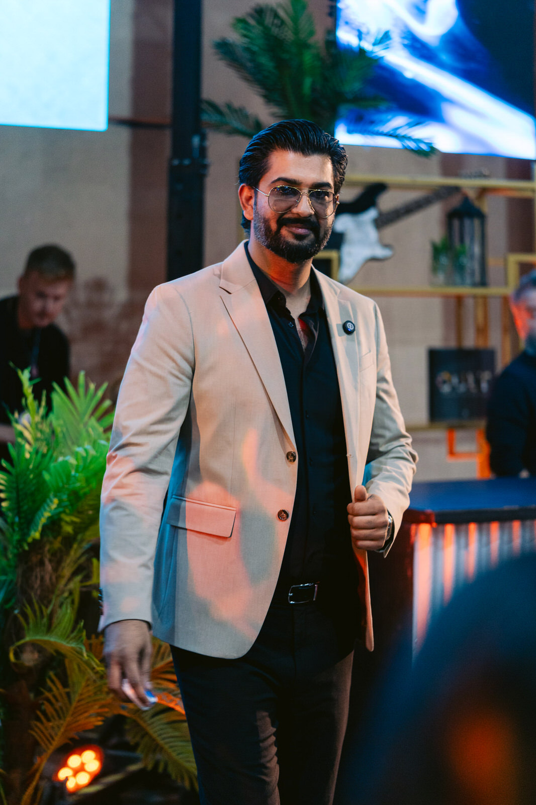 Clew World Vaper Show 2025 — hombre caminando stand 1