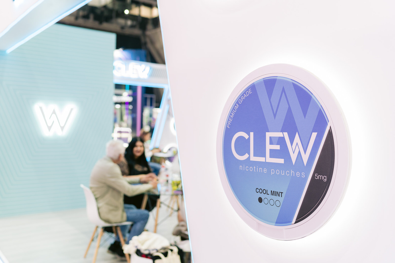 Clew World Vaper Show 2025 — personas stand circular
