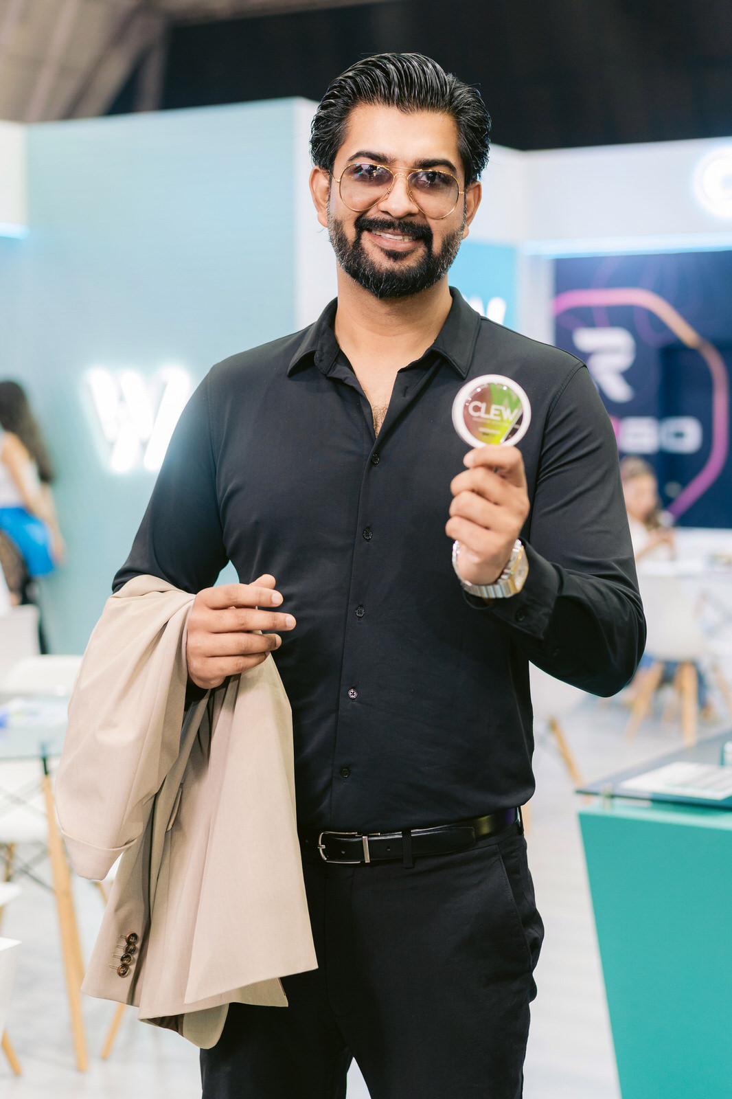 Clew World Vaper Show 2025 — retrato hombre stand 2