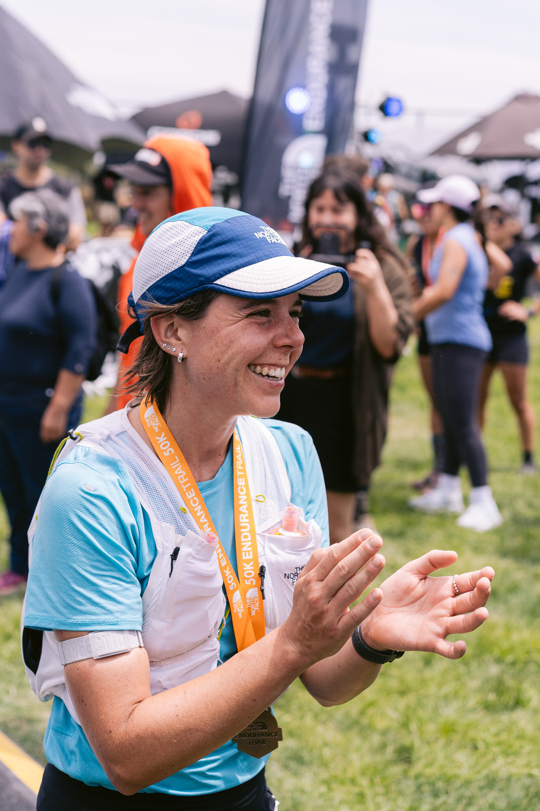 Kifit TNF Endurance Trail 2025 — atleta mujer aplaudiendo