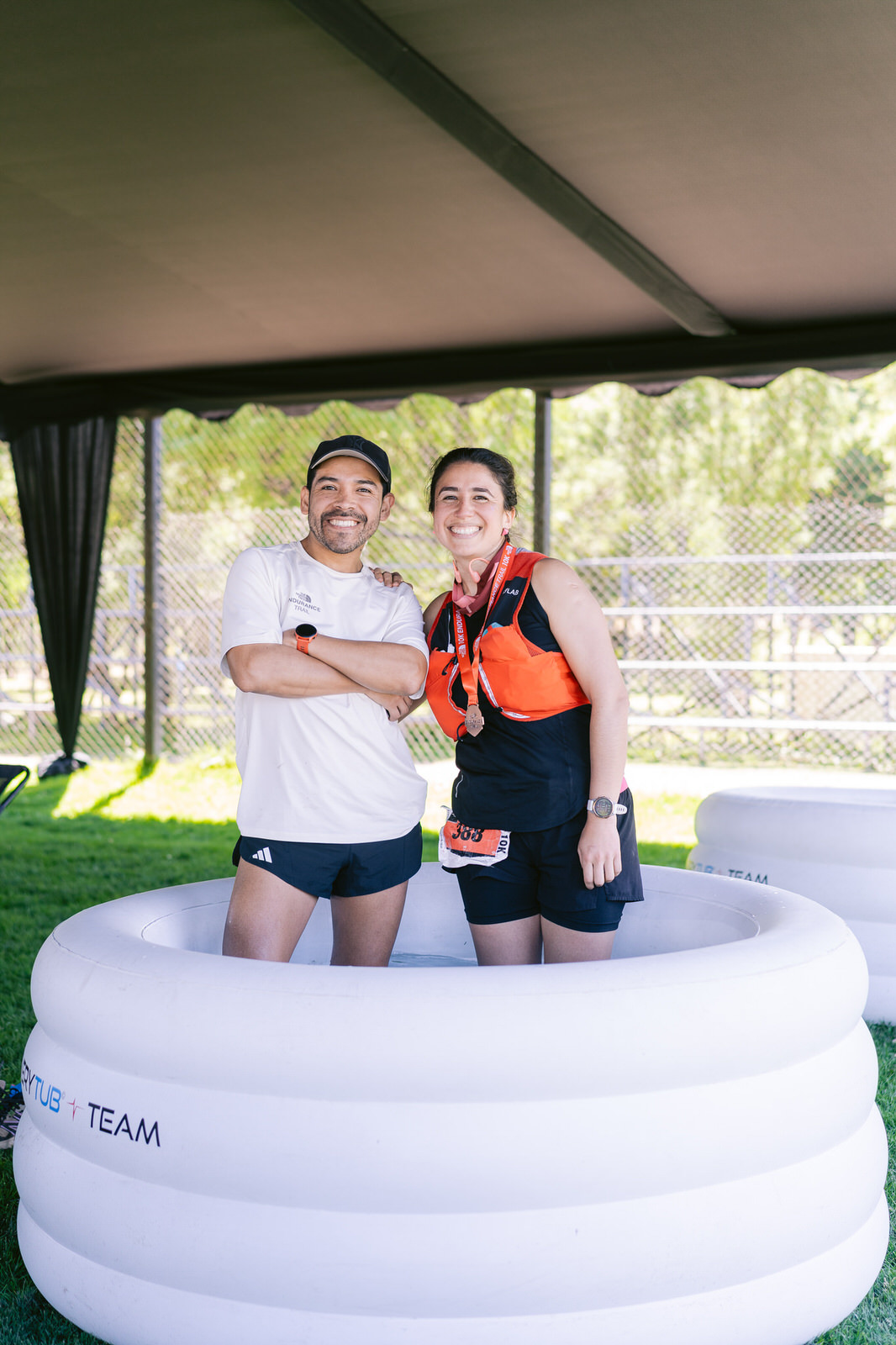 Kifit TNF Endurance Trail 2025 — atletas piscina inflable pareja