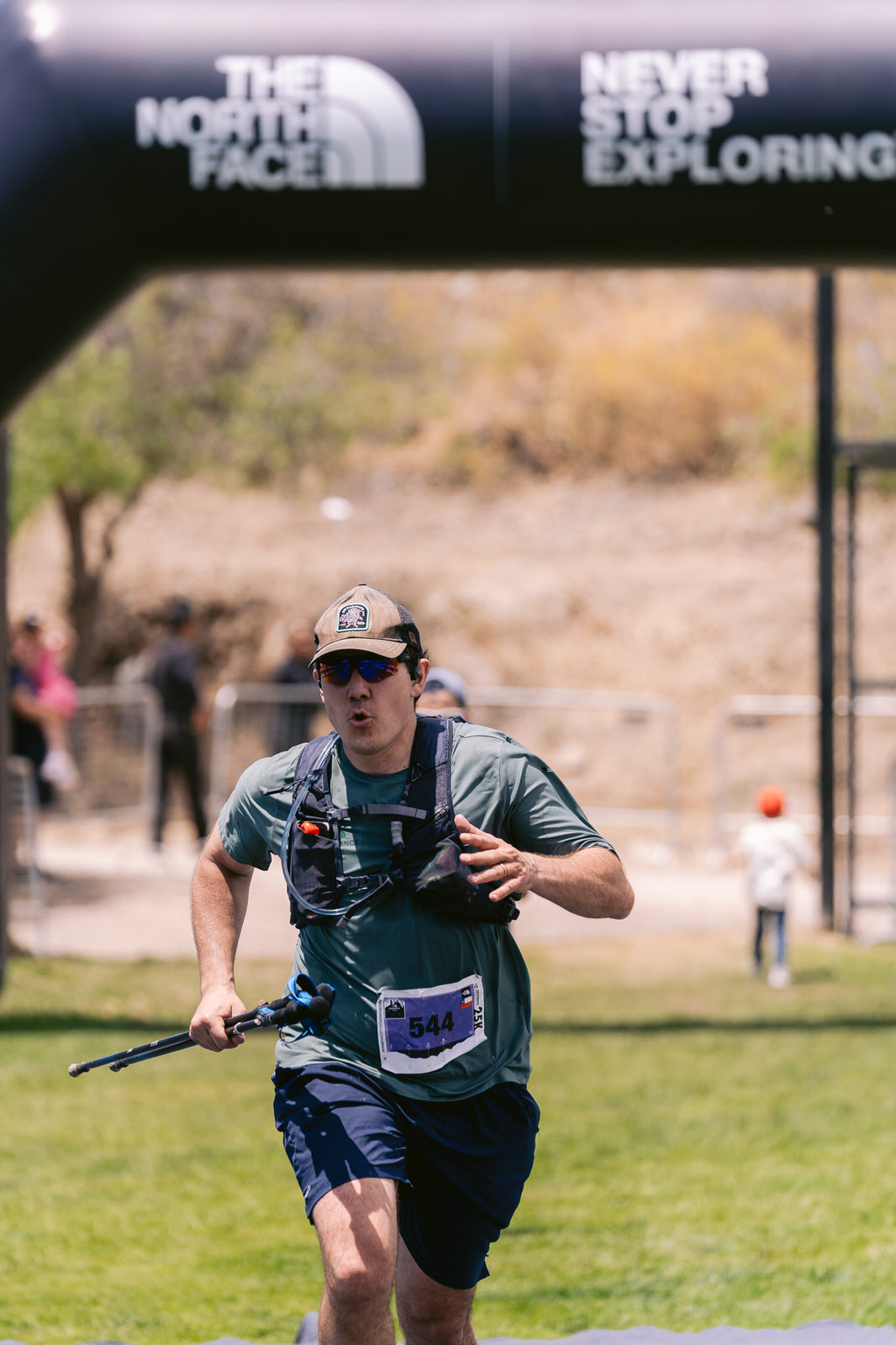 Kifit TNF Endurance Trail 2025 — corredor camiseta verde arco