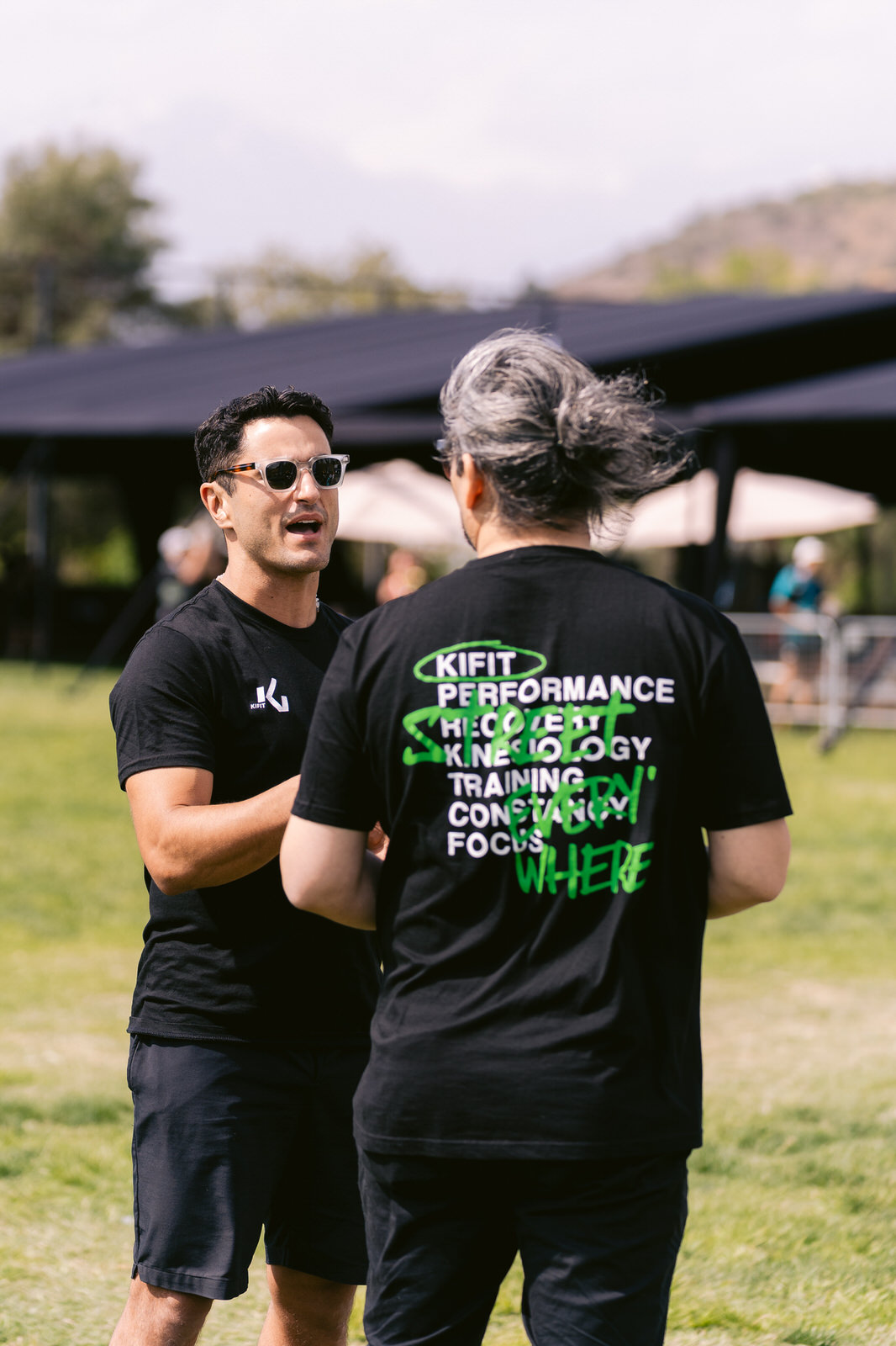 Kifit TNF Endurance Trail 2025 — hombres hablando kifit espalda