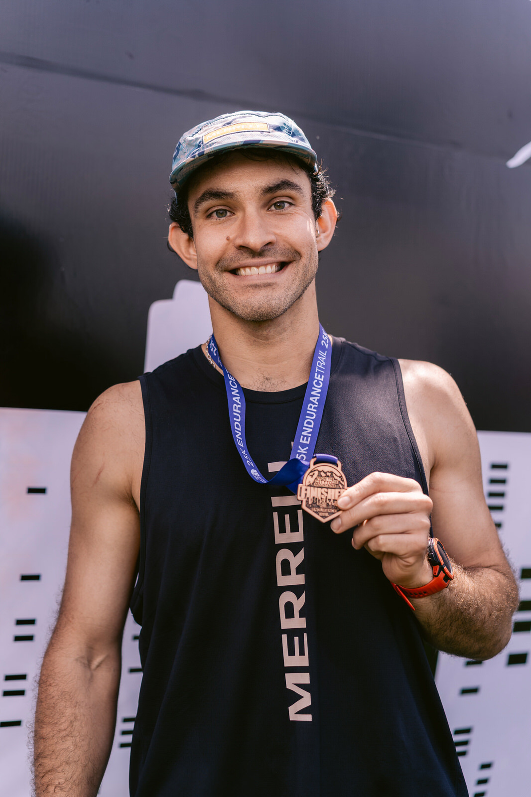 Kifit TNF Endurance Trail 2025 — retrato hombre medalla merrell