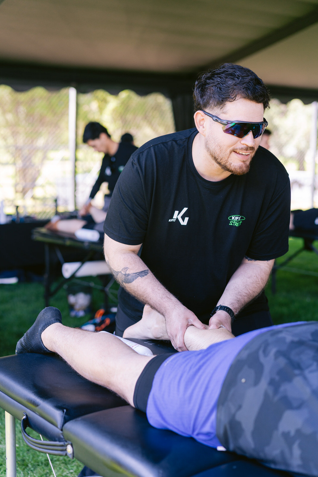 Kifit TNF Endurance Trail 2025 — terapeuta hombre lentes tratamiento