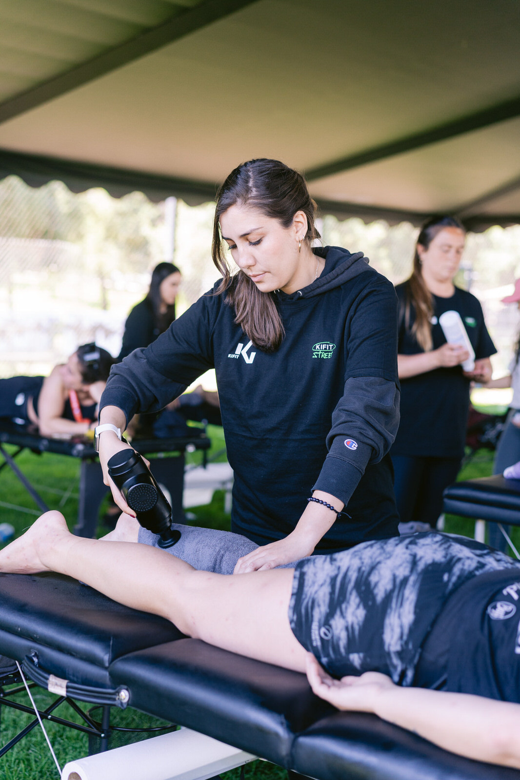 Kifit TNF Endurance Trail 2025 — terapeuta mujer tratamiento espalda