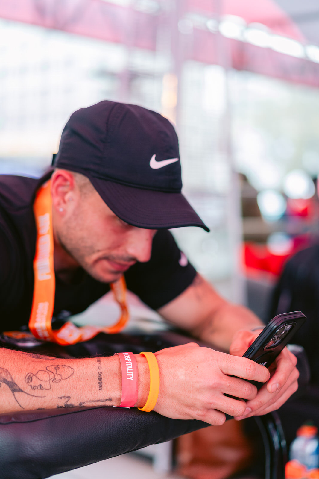 Maratón de Santiago 2025 — atleta hombre medalla telefono