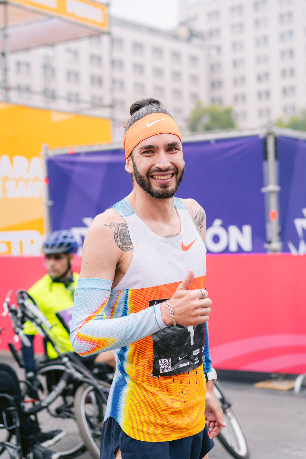 Maratón de Santiago 2025 — corredor medalla naranja meta