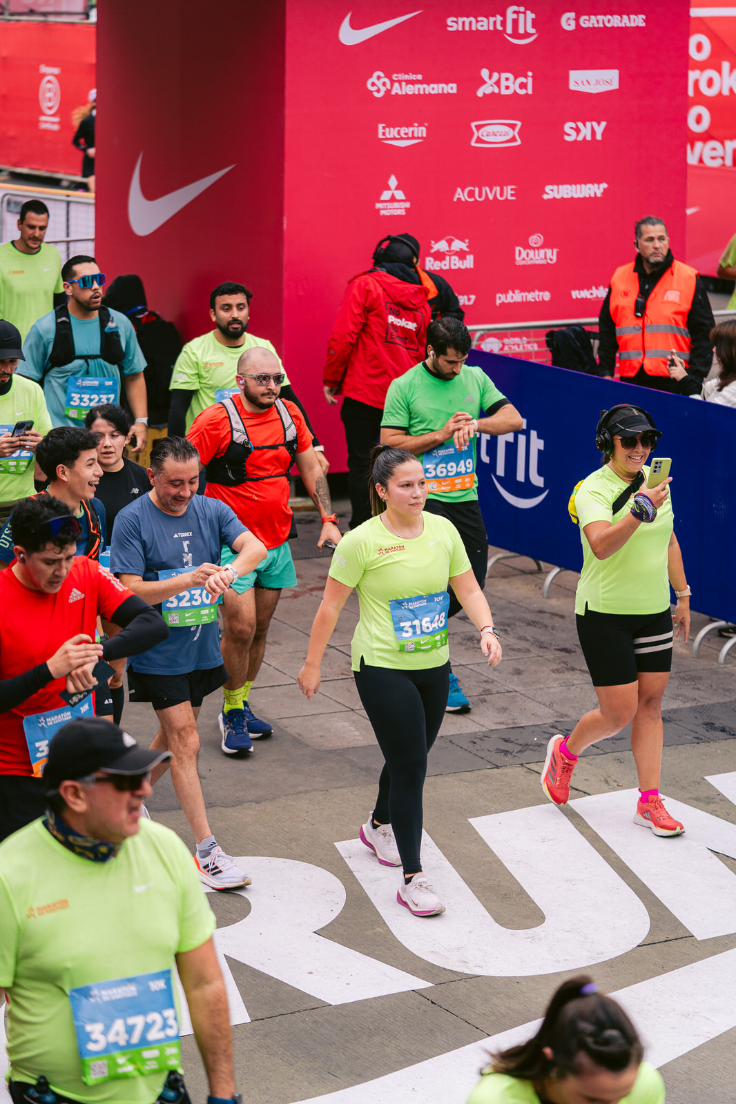 Maratón de Santiago 2025 — corredores largada banner nike run