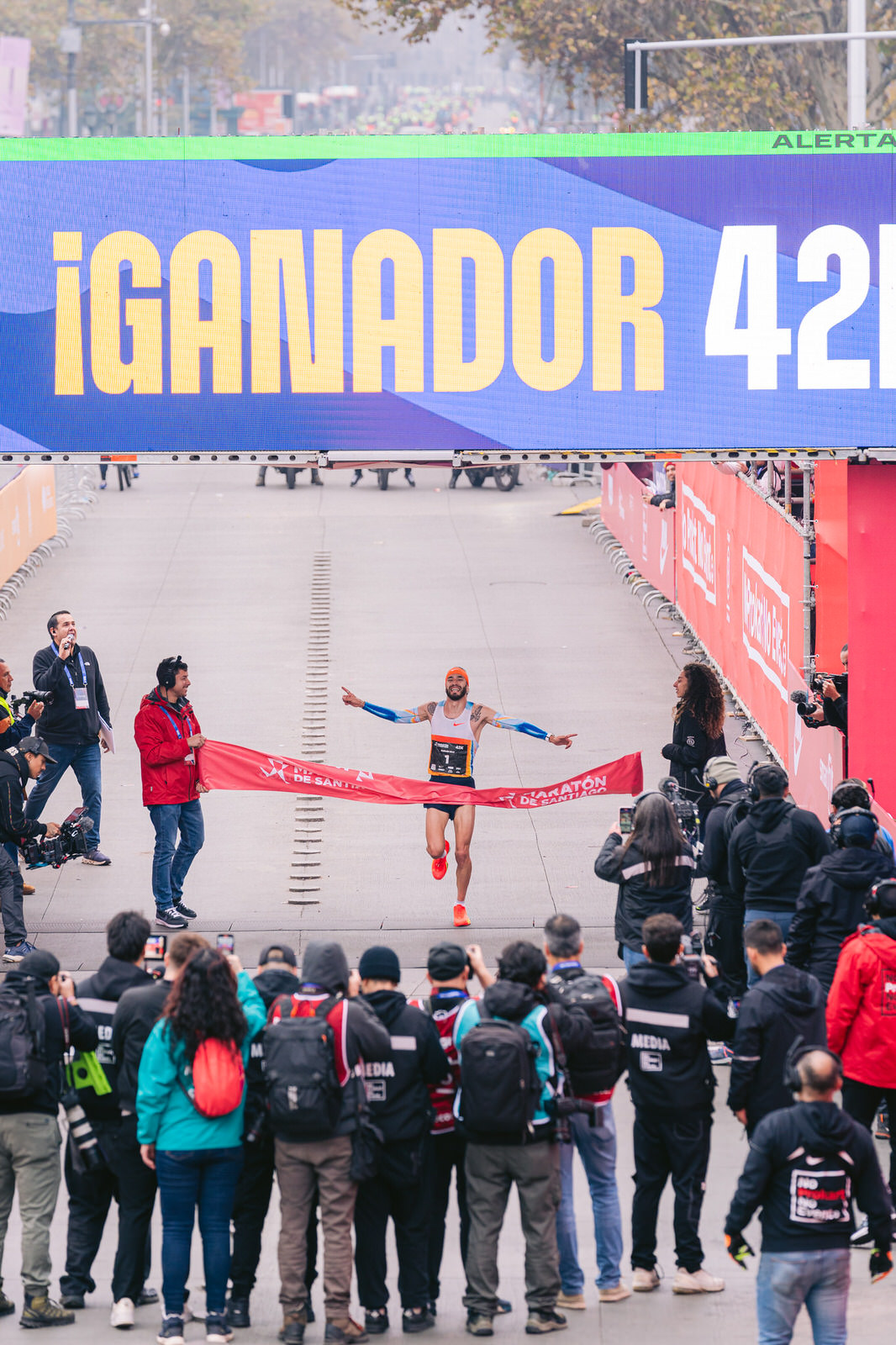 Maratón de Santiago 2025 — ganador cinta 42k banner 3