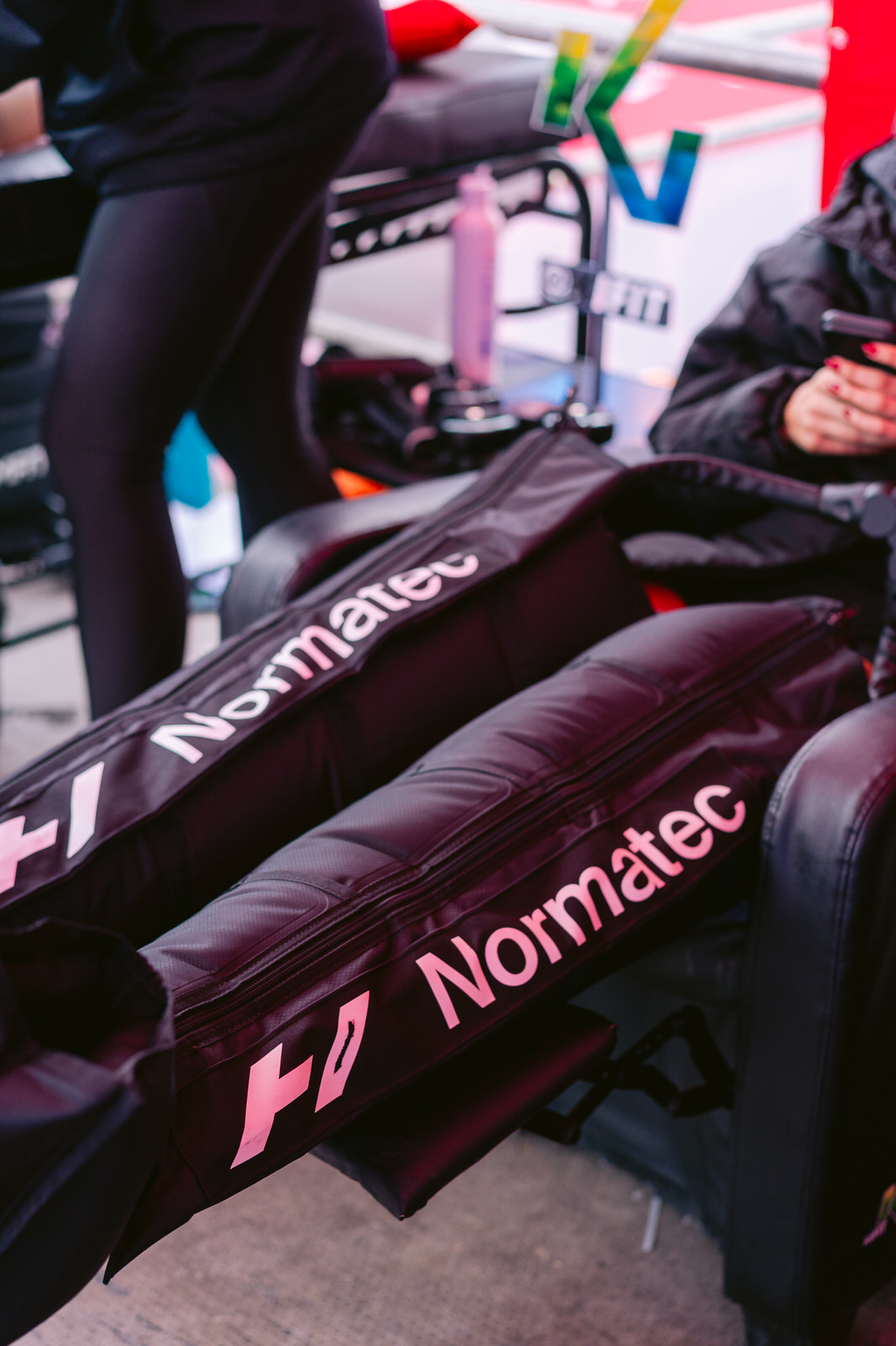 Maratón de Santiago 2025 — normatec logo primer plano