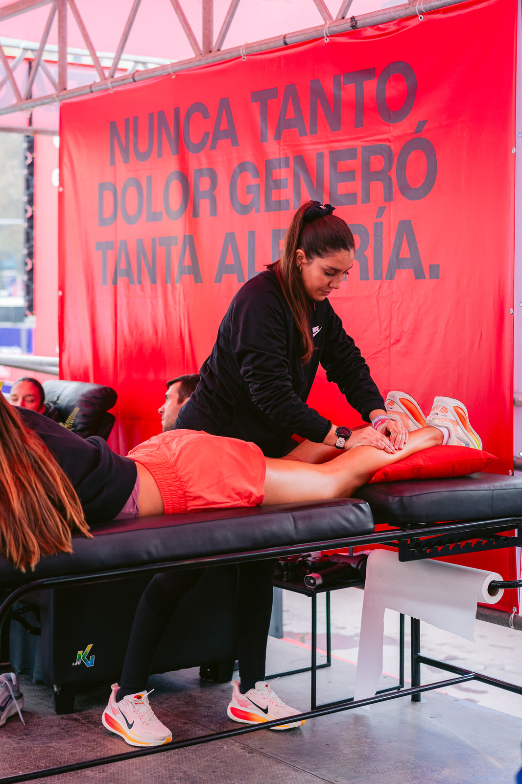 Maratón de Santiago 2025 — terapeuta atleta banner kifit rojo
