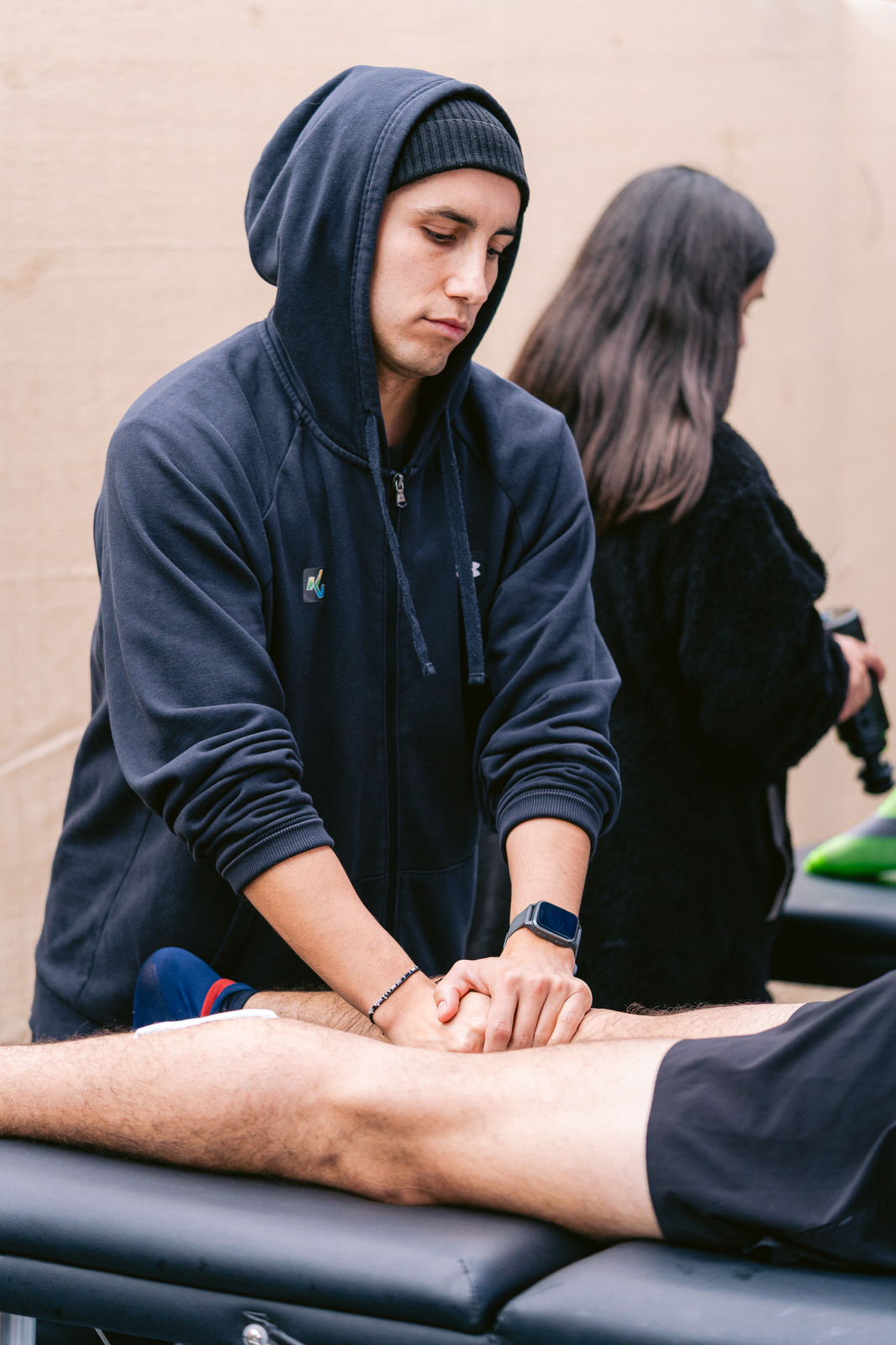 Maratón de Santiago 2025 — terapeuta masaje atleta acostado 2