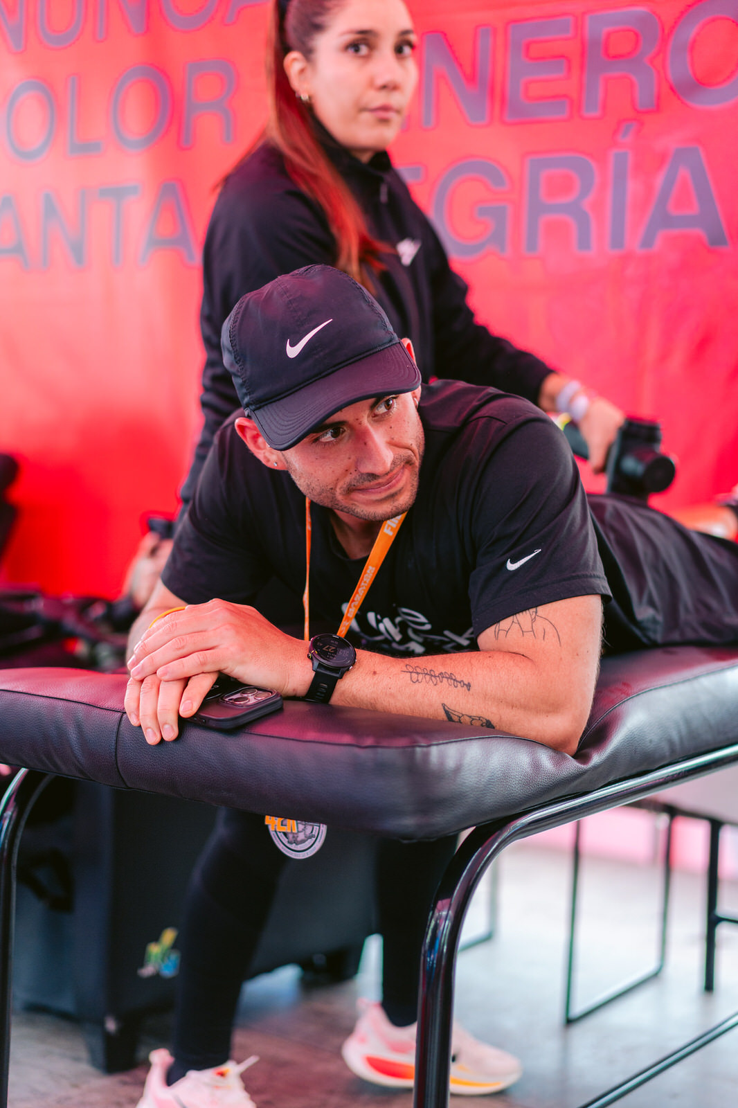 Maratón de Santiago 2025 — terapeuta masaje atleta banner rojo