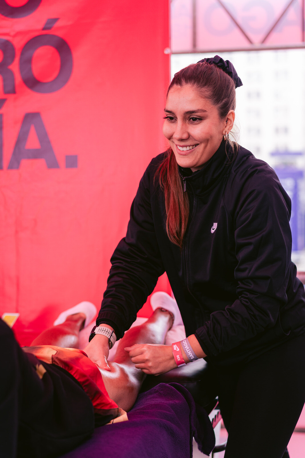 Maratón de Santiago 2025 — terapeuta mujer sonriendo kifit