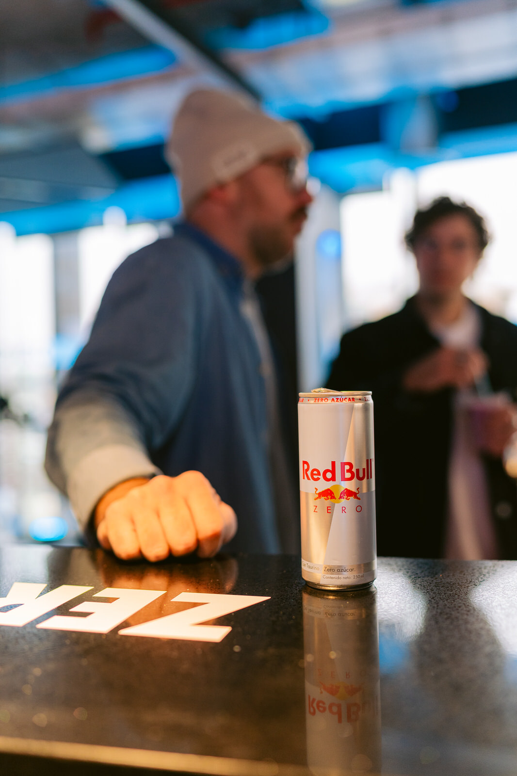 Red Bull RB Zero — can red bull rb zero mostrador madera