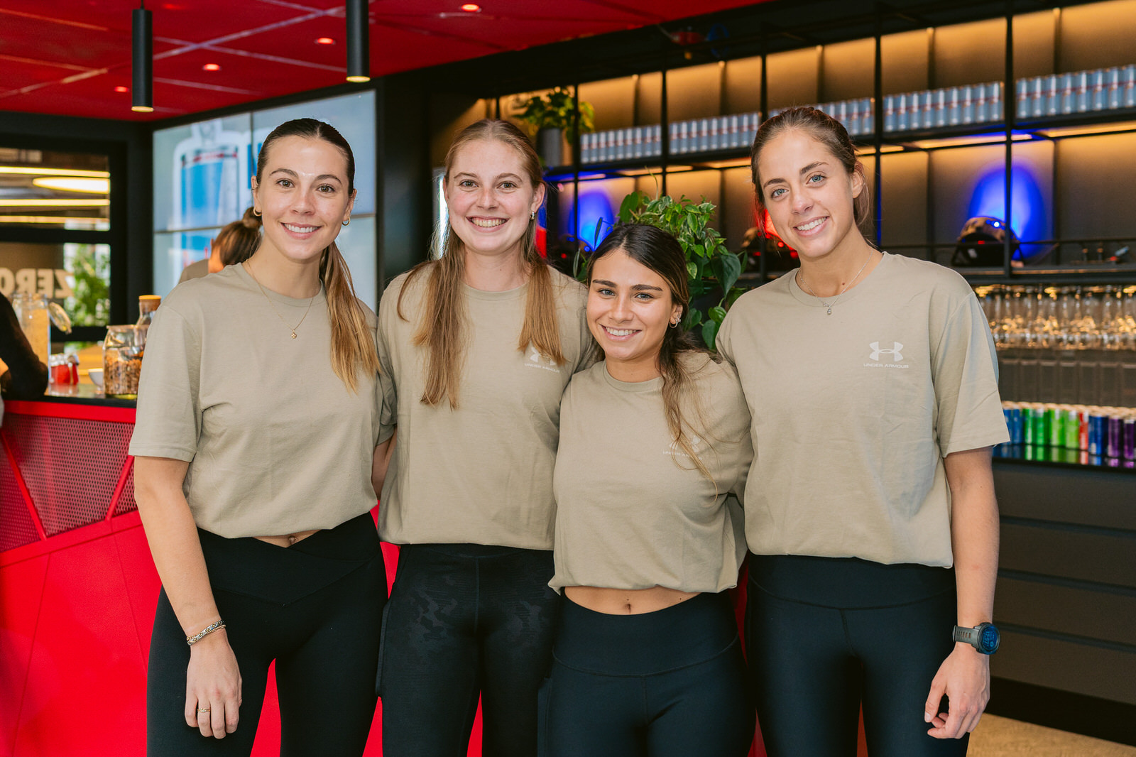 Red Bull RB Zero — grupo tres mujeres interior