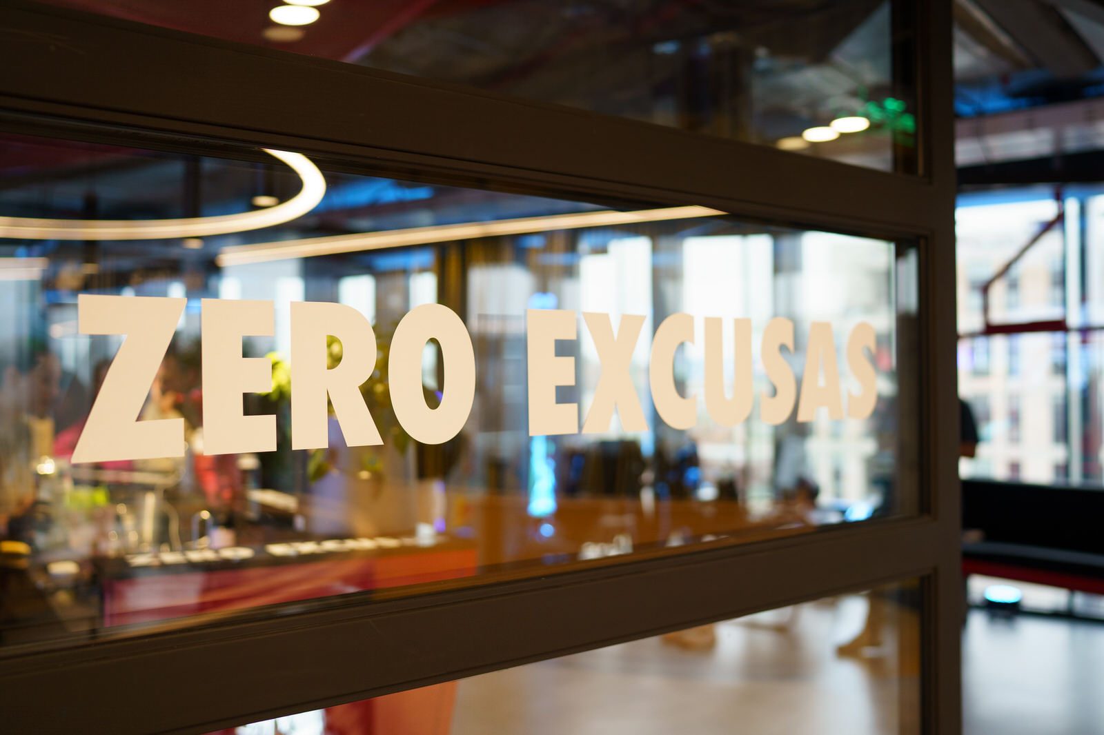 Red Bull RB Zero — letreo zero excusas neon