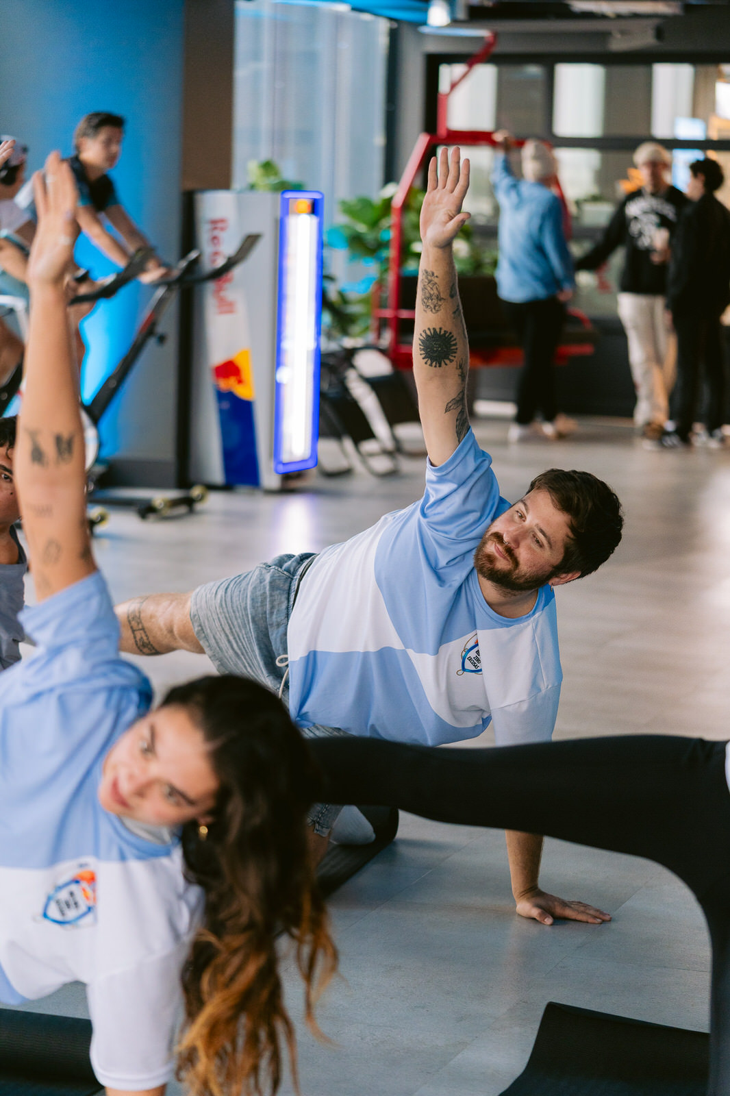 Red Bull RB Zero — mujer ejercicio suelo extendida