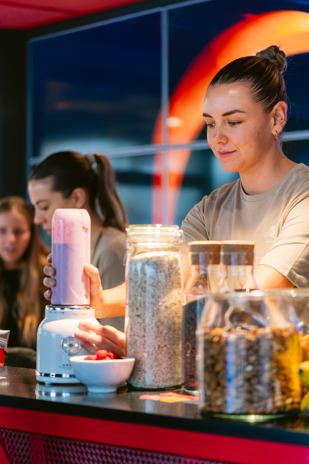 Red Bull RB Zero — mujer preparando batido luz roja