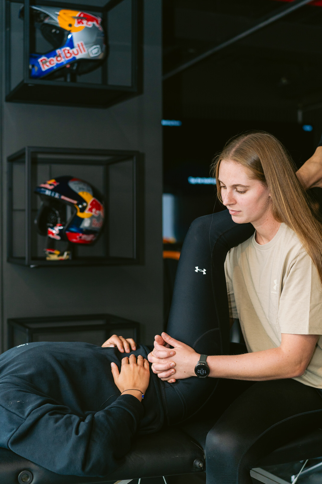 Red Bull RB Zero — mujer sentada laptop interior