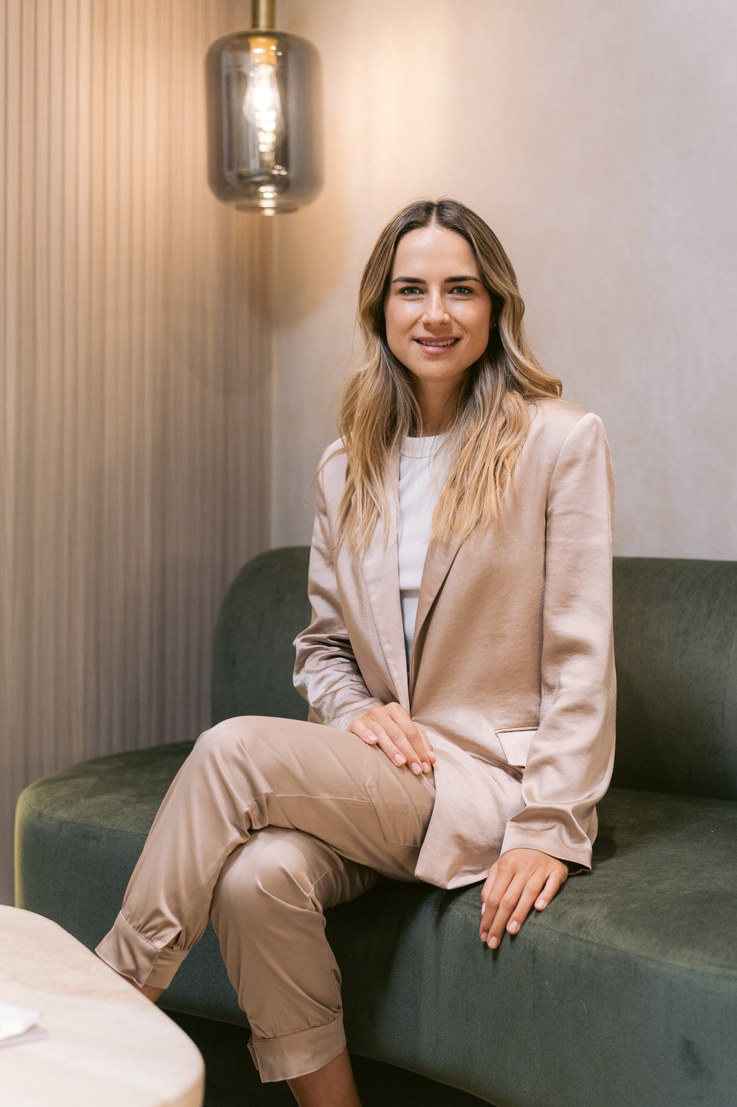 CDM Medical — Esteticista retrato sentada