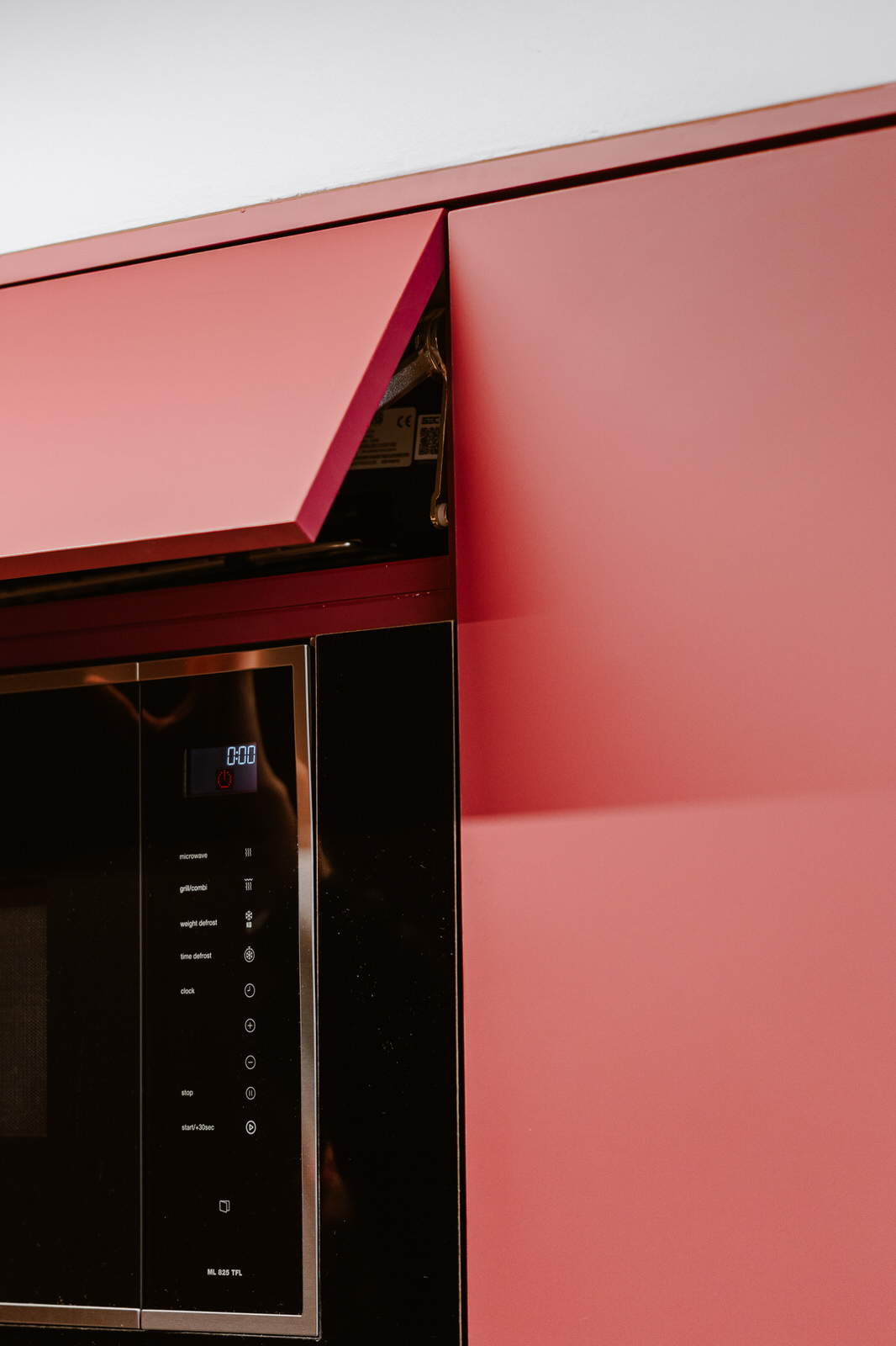 Mueble rojo con horno abierto, Cassone La Luma