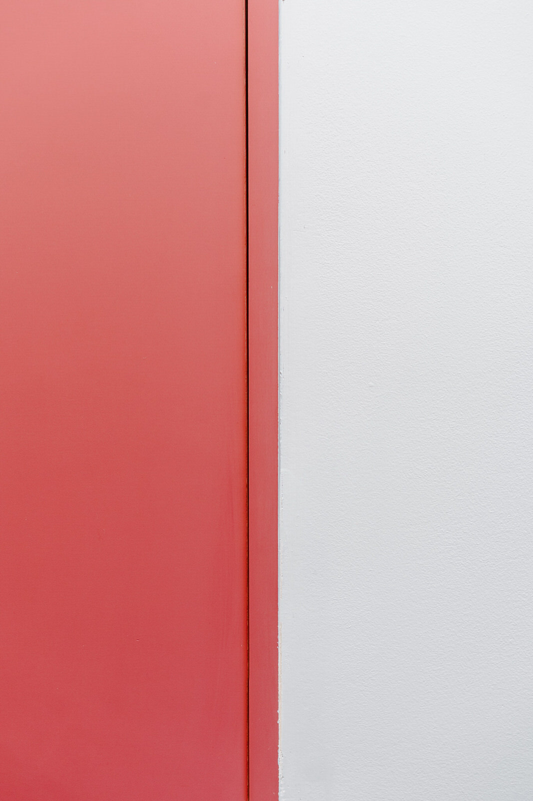 Panel rojo y blanco vertical, Cassone La Luma