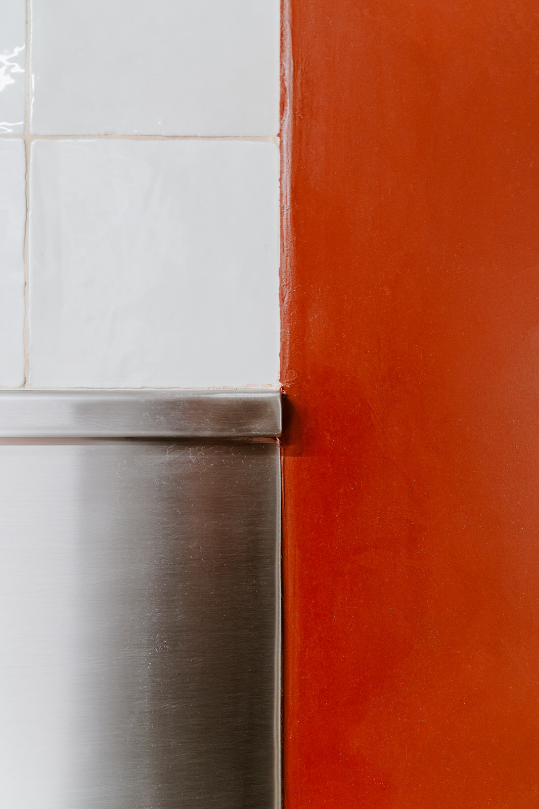 Refrigerador de acero con mueble rojo, Cassone La Luma