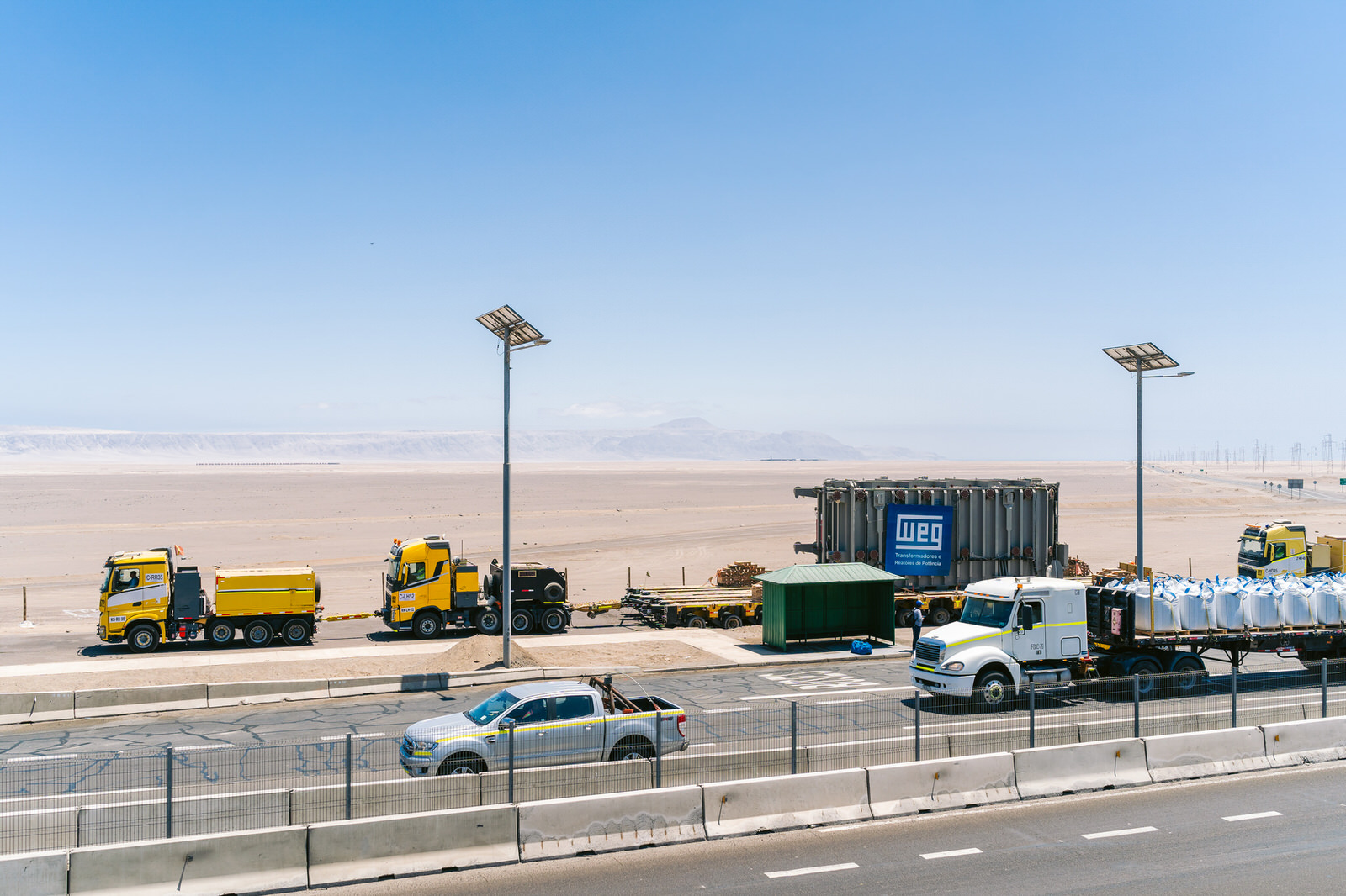 WEG Transformador Antofagasta — convoy vehiculos apoyo carretera
