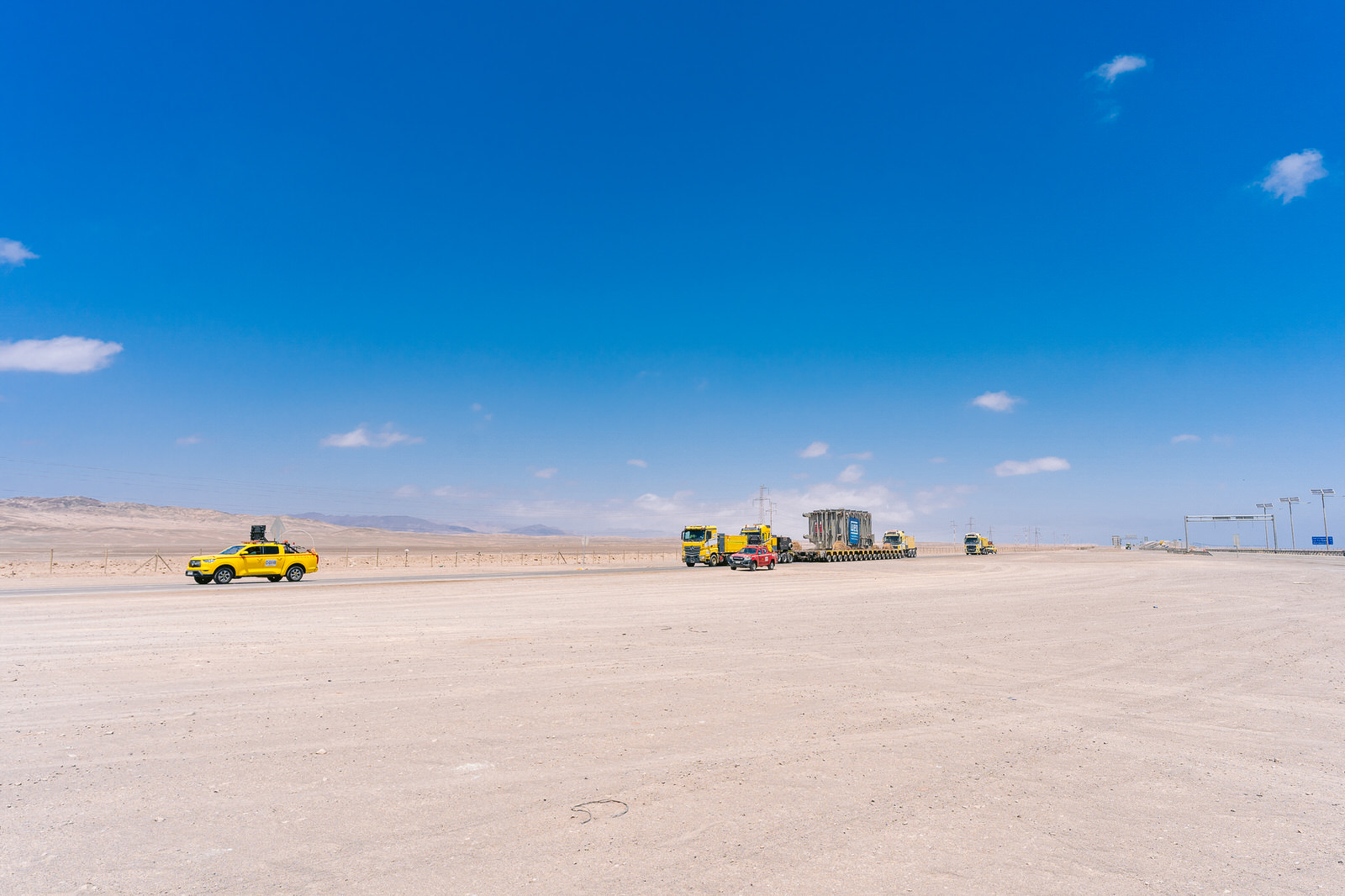 WEG Transformador Antofagasta — desierto vehiculos lejanos