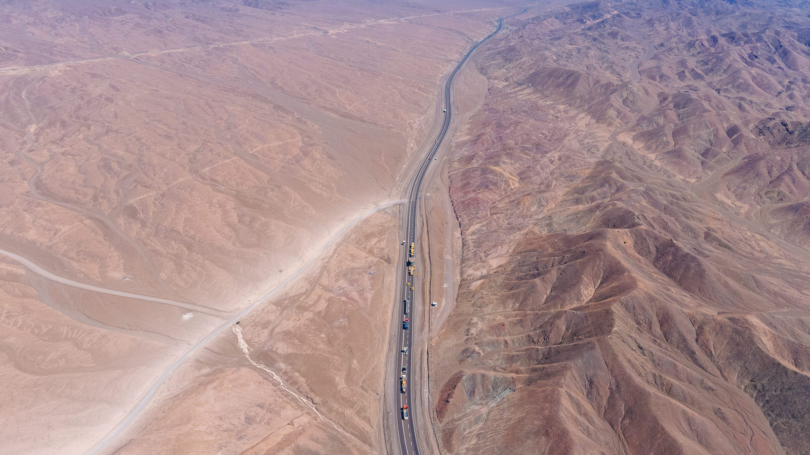 WEG Transformador Antofagasta — dron aereo camino serpenteante desierto