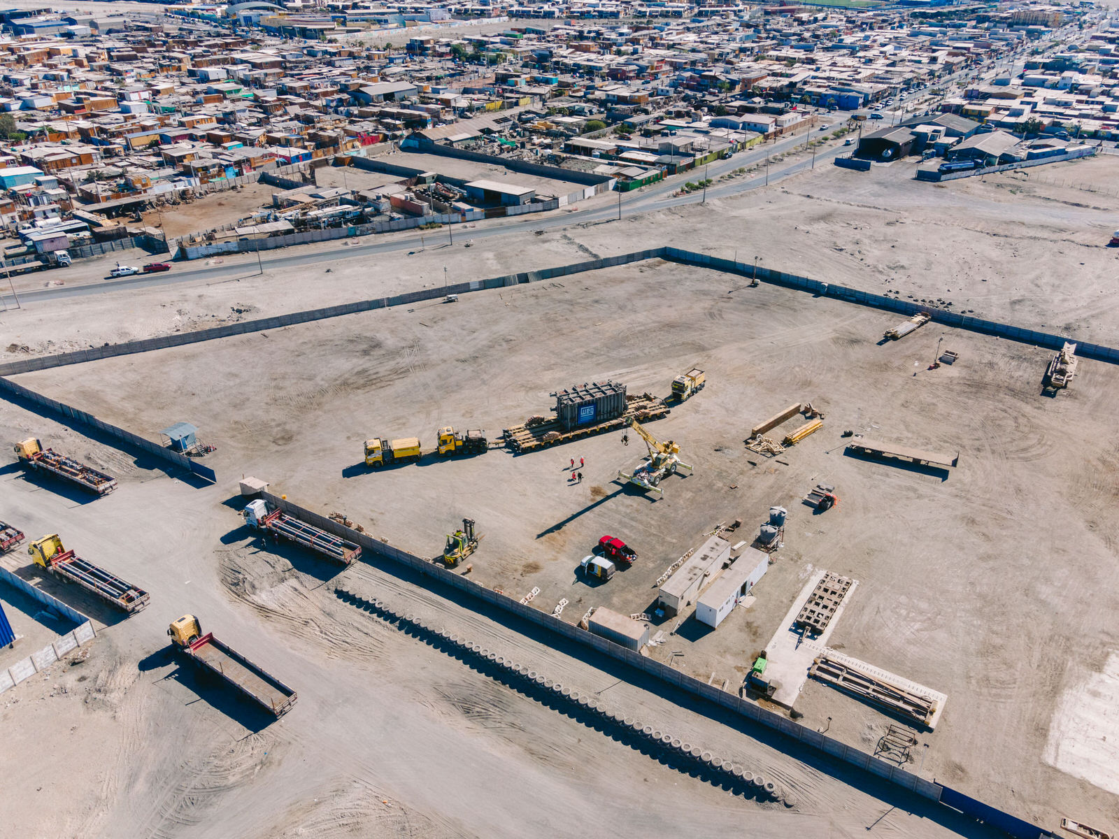 WEG Transformador Antofagasta — dron aereo convoy llegada sitio