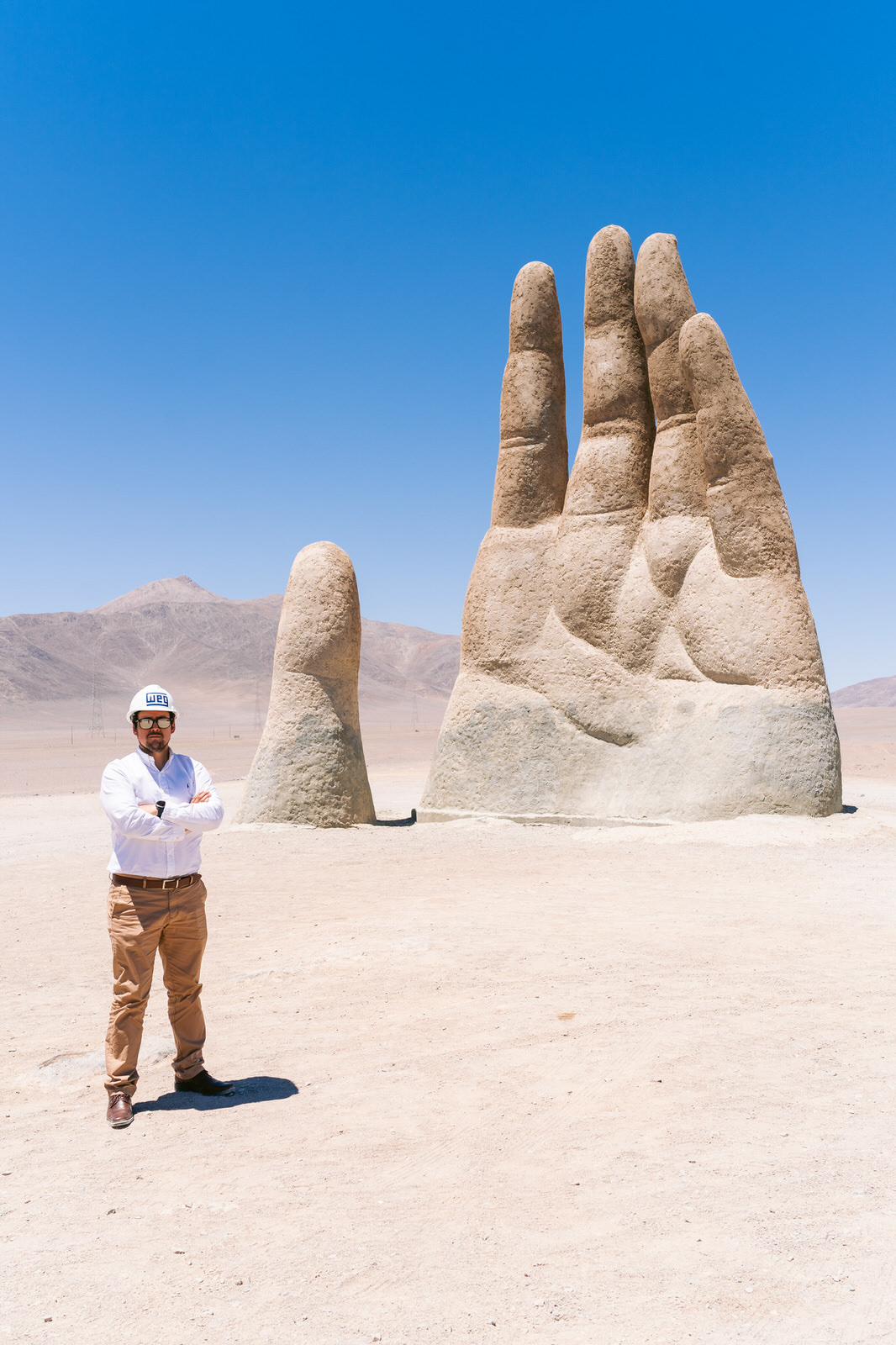 WEG Transformador Antofagasta — retrato hombre mano del desierto