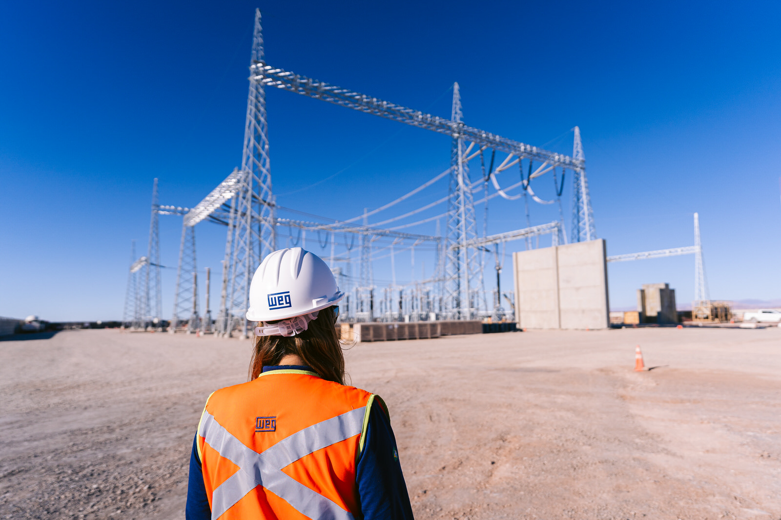 WEG Transformador Antofagasta — trabajador espalda torres 1