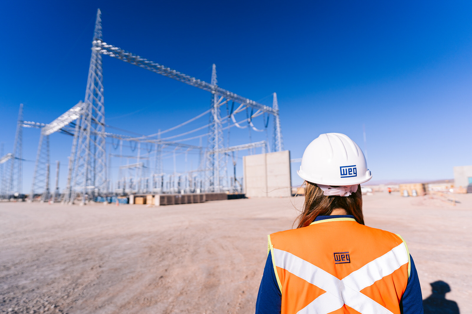 WEG Transformador Antofagasta — trabajador espalda torres 2